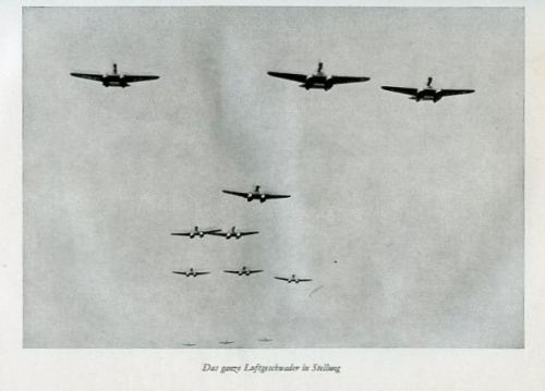 Fliegerschwärme über dem Ozean